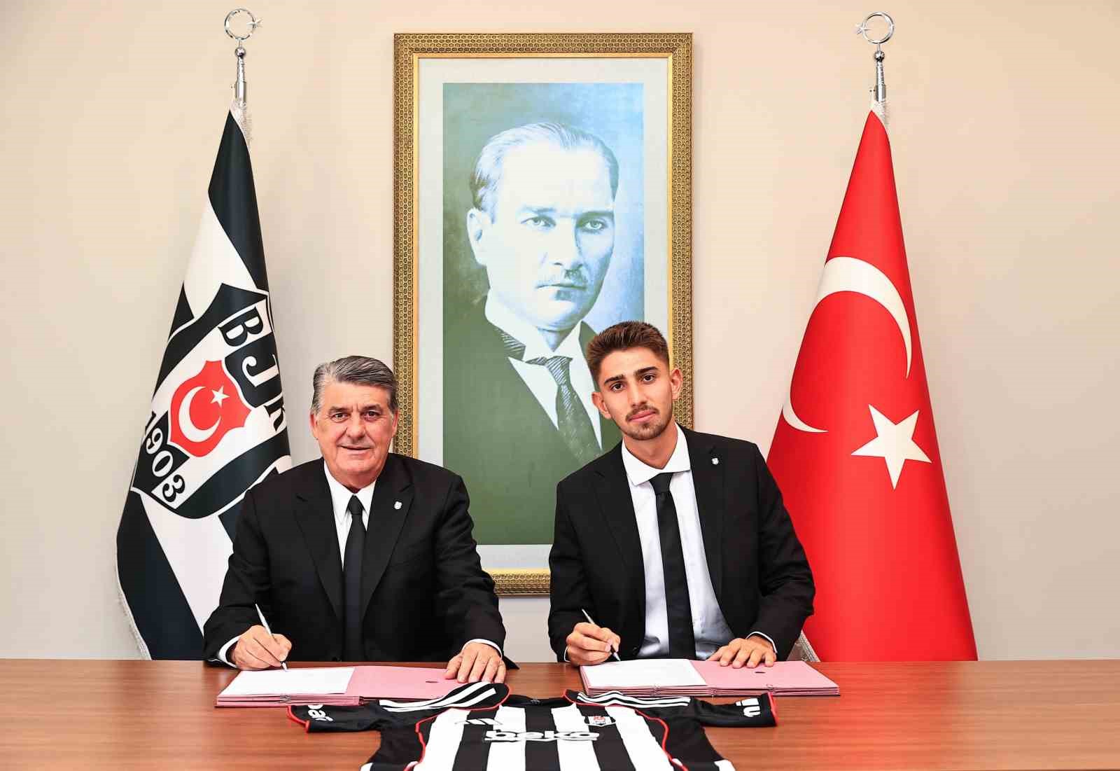 Beşiktaş: "Gelişimini Beşiktaş Futbol Akademisi’nde tamamlayan genç futbolcumuz Demir Ege Tıknaz’ın sözleşmesi, 2027-2028 sezonu sonuna kadar uzatılmıştır."
