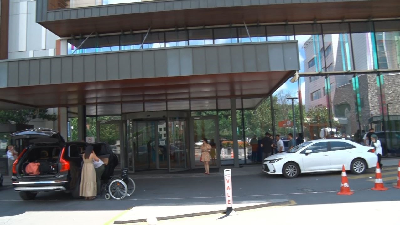 İstanbul Valisi Gül’den hayatını kaybeden Cumhurbaşkanı Başdanışmanı Bulut’un ailesine taziye ziyareti
