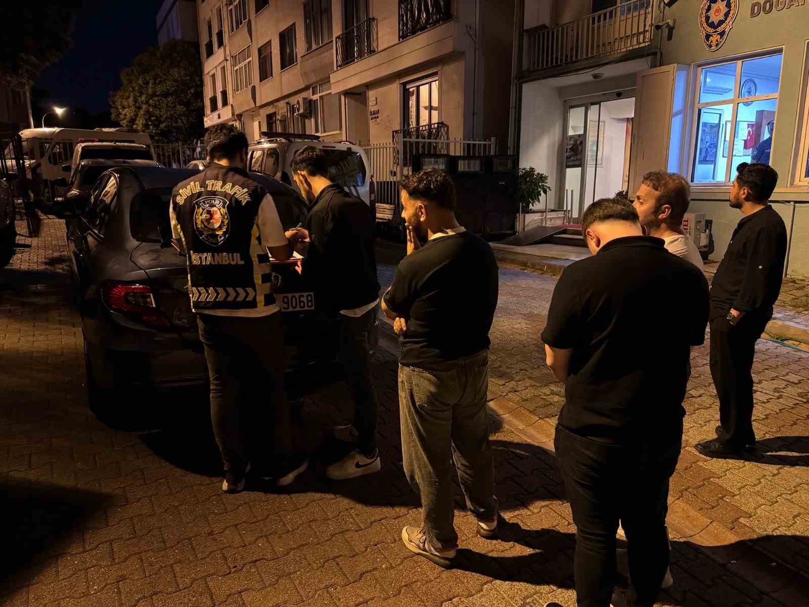 Üsküdar’da düğün konvoyu yaparak yolu kapatan sürücülere para cezası
