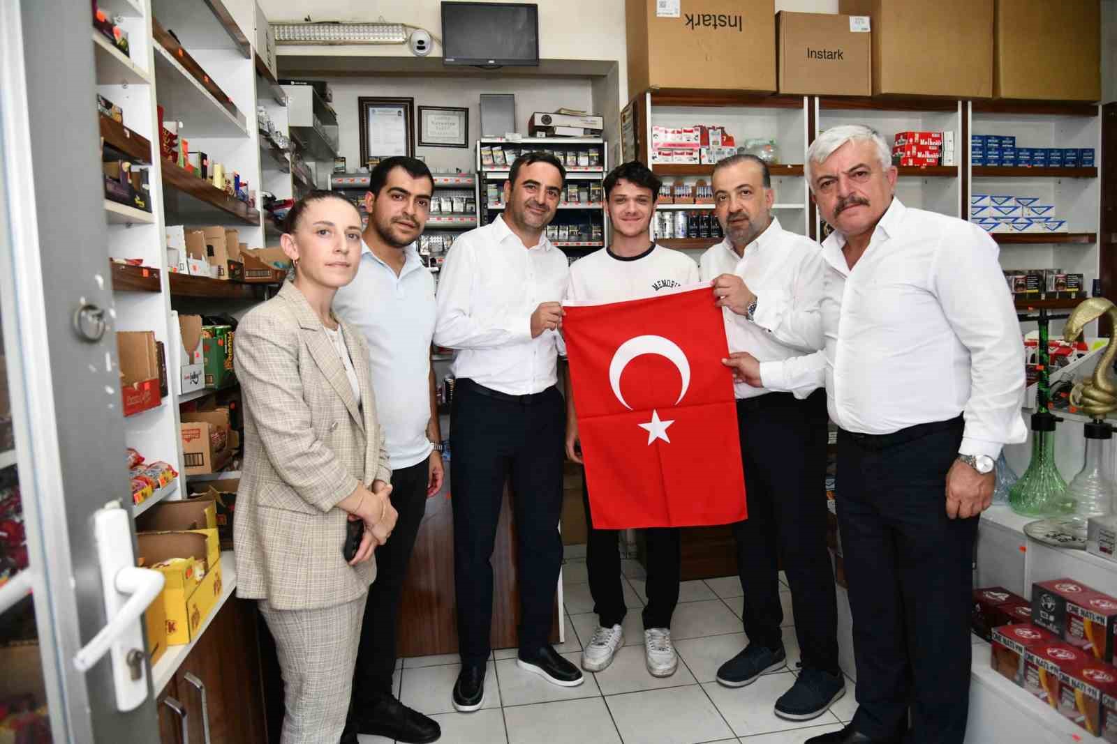 Başiskele’de esnafa Türk bayrağı dağıtıldı