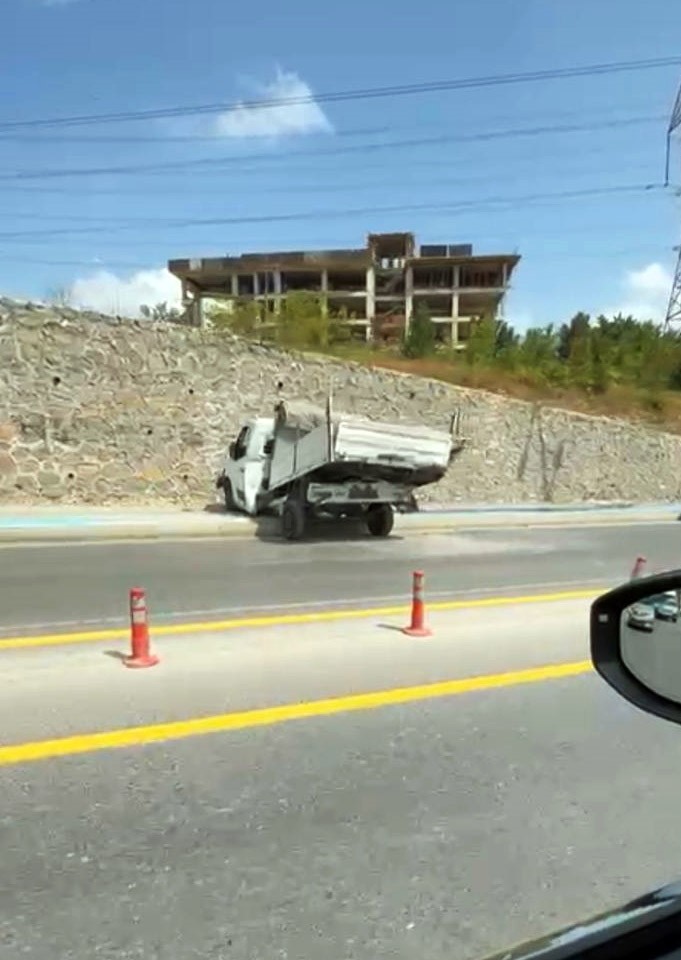 Park halindeki kamyonet istinat duvarından caddeye düştü