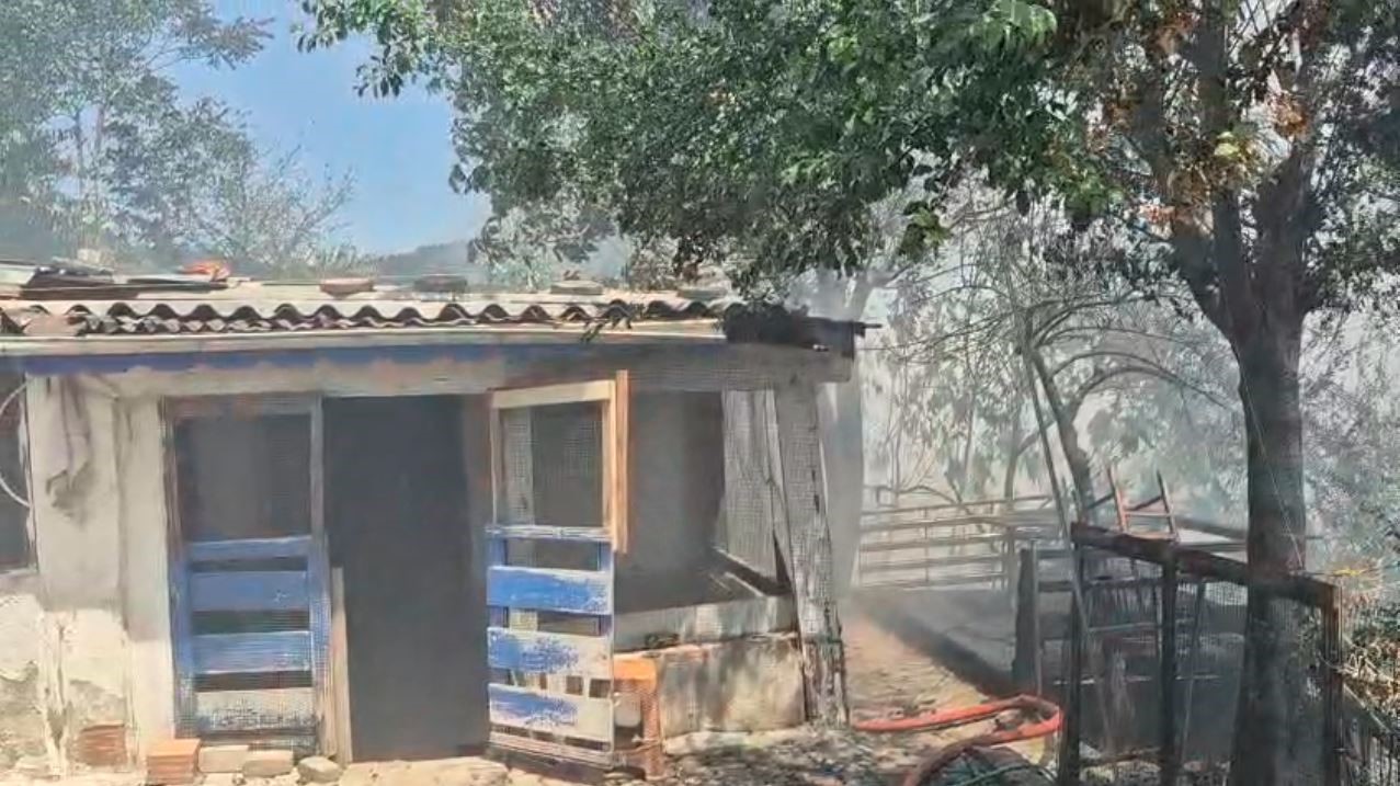 Sultangazi’de çıkan yangında 2 gecekondu kullanılamaz hale geldi