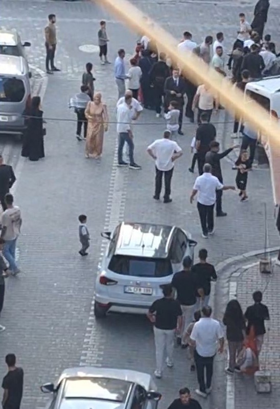 Esenyurt’ta düğün salonunda başlayan 3 saatlik kavga, sokağa taştı
