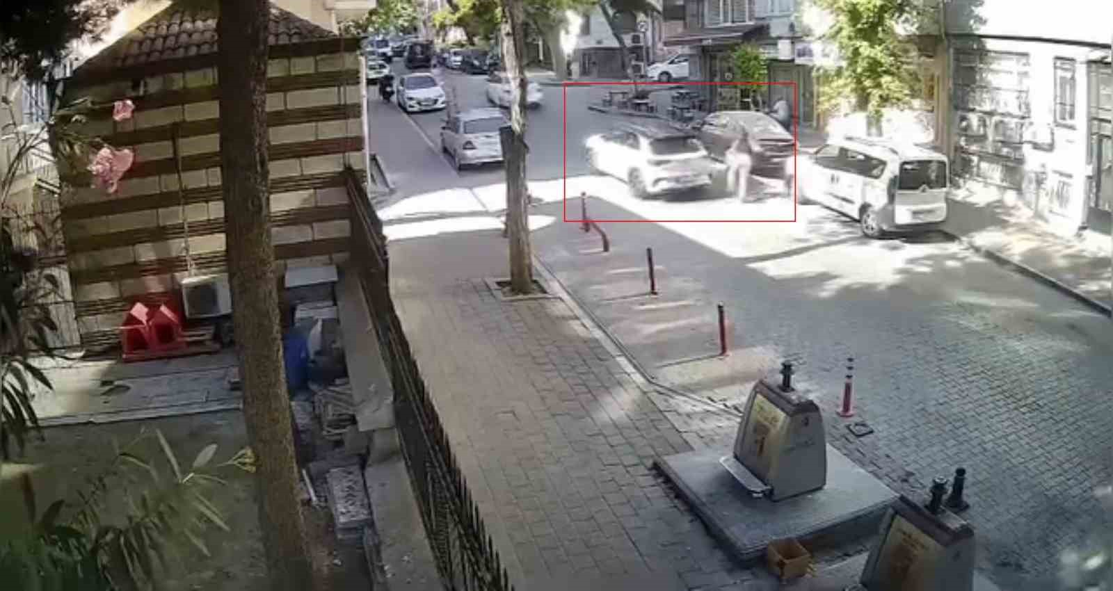 Eyüpsultan’da polisten örnek davranış: Dik yokuştan inemeyen kağıt toplayıcısının yardımına koştu
