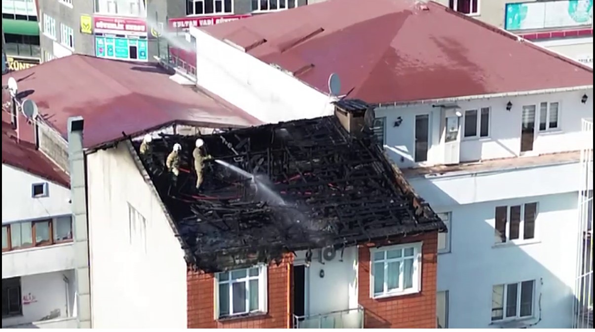 Sultanbeyli’de 5 katlı binanın çatısında yangın
