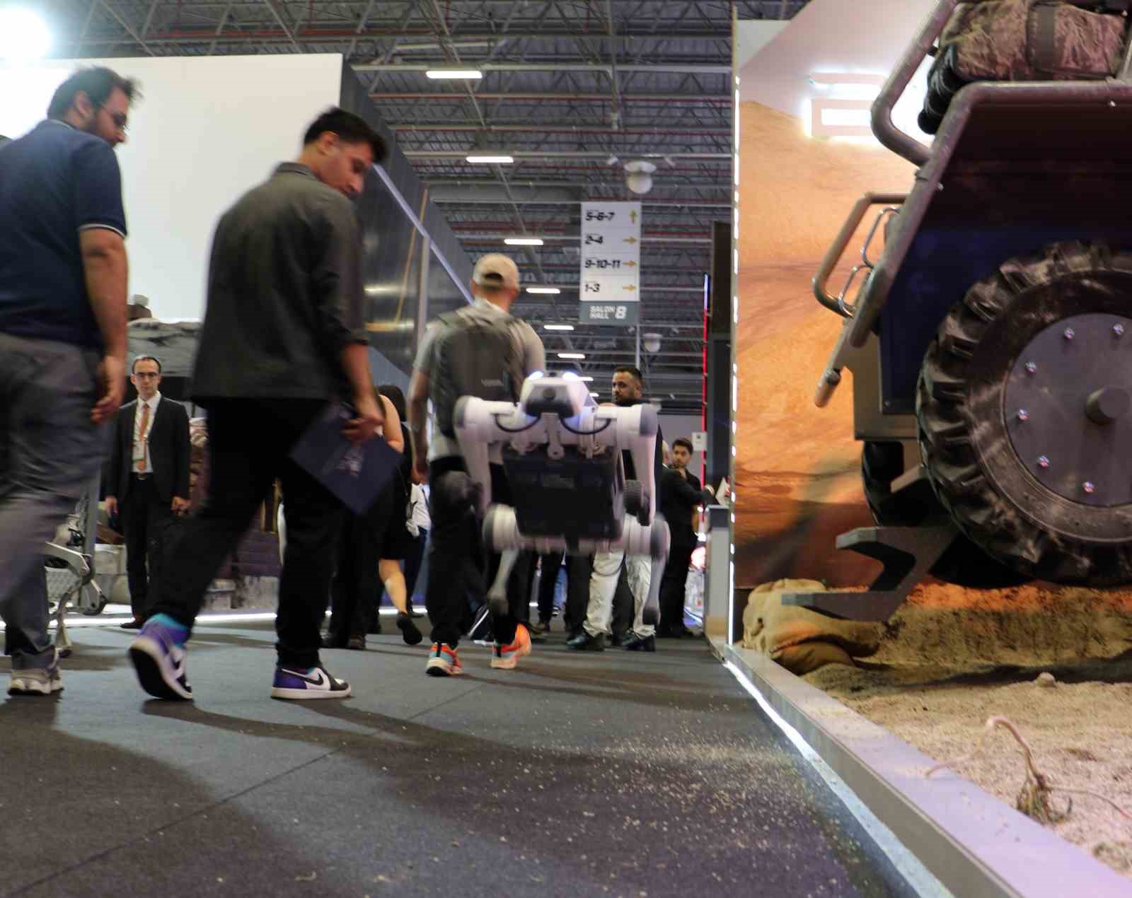 Zıplayan, takla atan ve selam veren robot köpekler şaşırttı