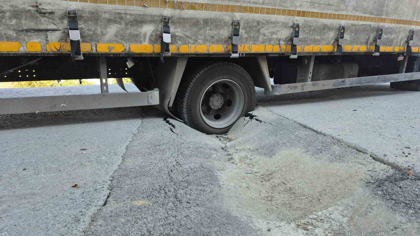 Sultangazi’de İSKİ’nin döktüğü asfalt çöktü: Malzeme yüklü kamyonet çukura düştü
