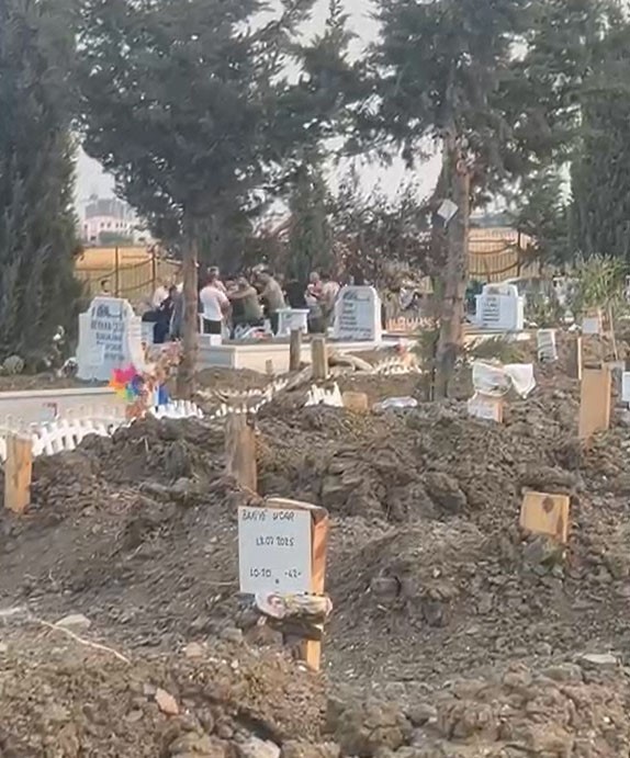 Silivri’de bir mezarlıkta başlayan tartışma kavgaya dönüştü: O anlar kamerada
