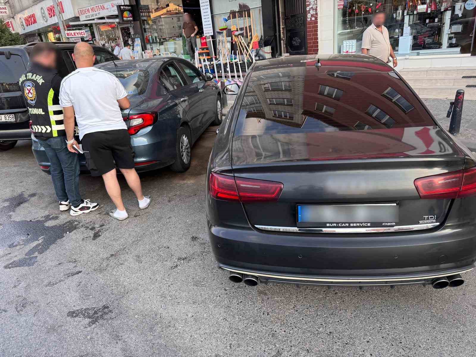 Ümraniye’de ters yöne girip ‘emniyet aracı’ diyen sürücüye para cezası
