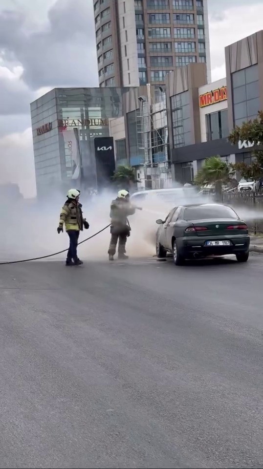 Ataşehir’de araç yangını
