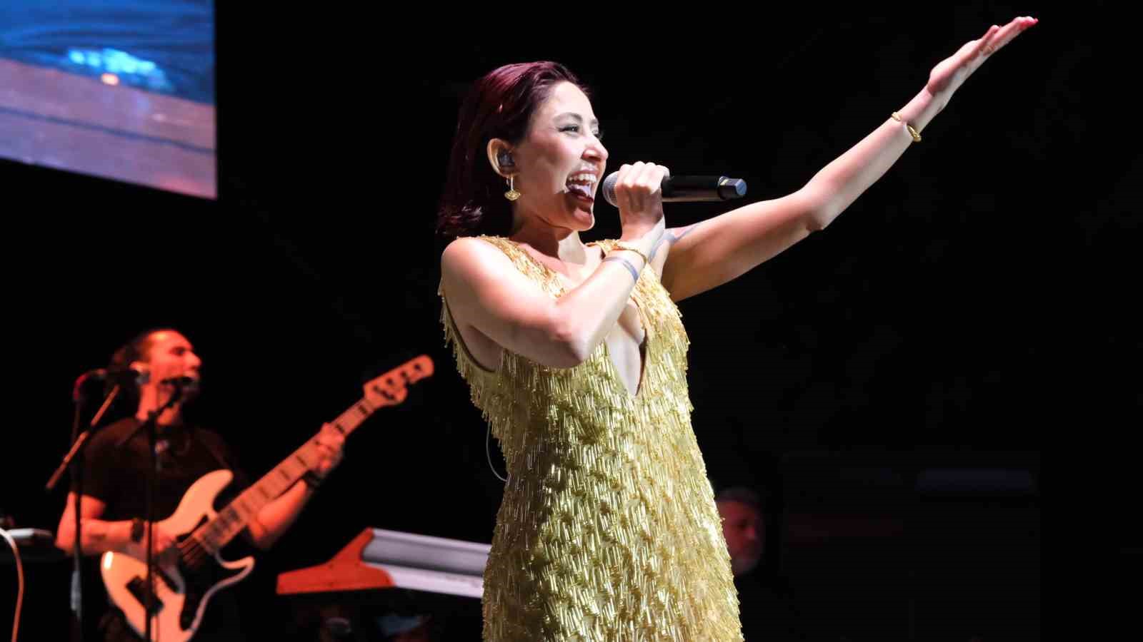 Büyükçekmece’de Melek Mosso konserine yoğun ilgi
