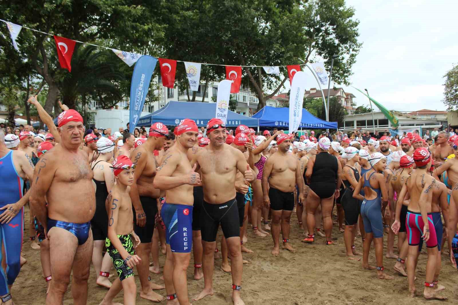 İzmit Körfezi’nde nefesler tutuldu: 343 kişi aynı anda 2 bin 600 metre kulaç attı

