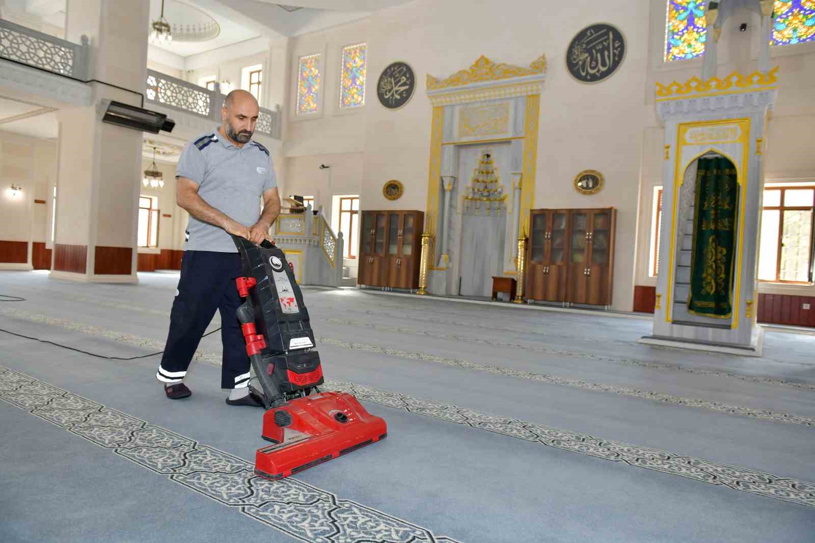 Esenyurt Belediyesi’nden camilere temizlik desteği
