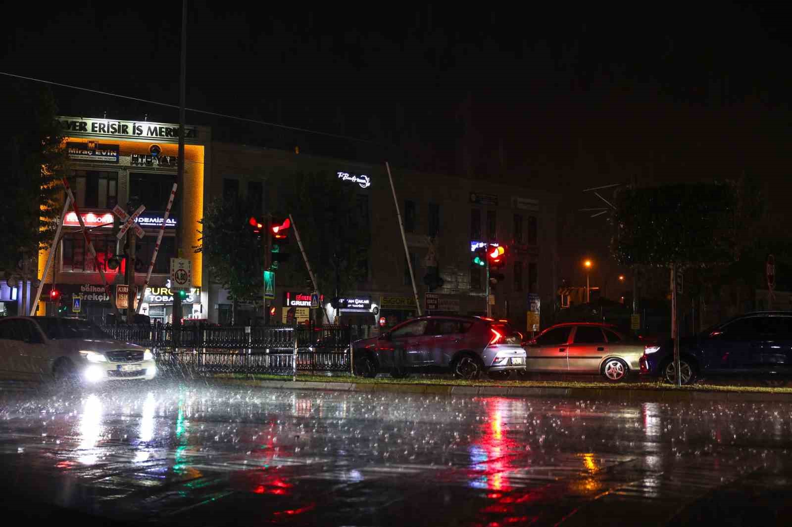 Akşam saatlerinde etkili olan sağanak 45 kilogram yağış bıraktı
