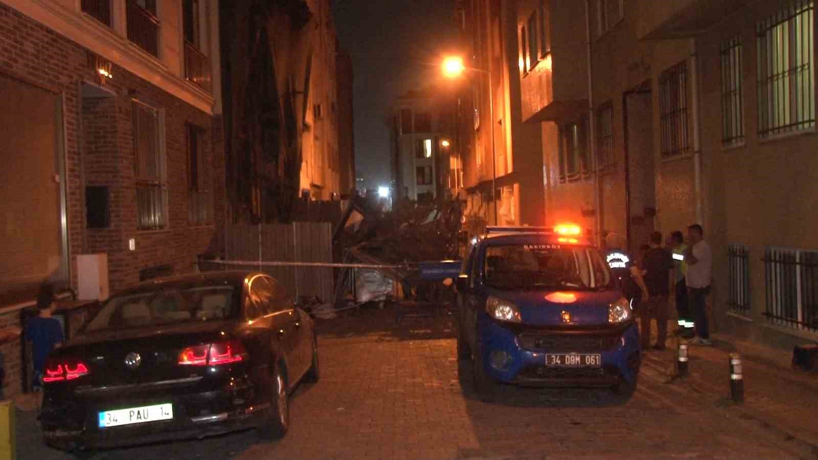 Bakırköy’de tarihi ahşap binada çökme meydana geldi
