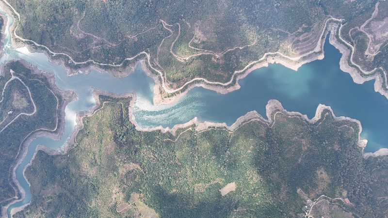 Kuraklık yetmedi, şimdi de çöplerle boğuşuyor