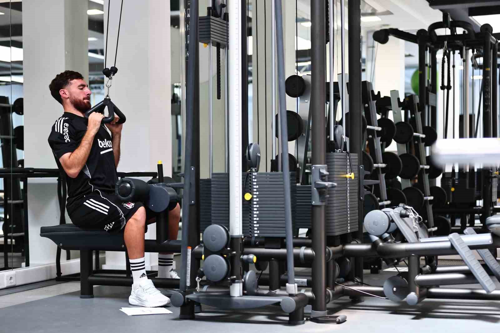 Beşiktaş, günün ikinci idmanında salonda çalıştı
