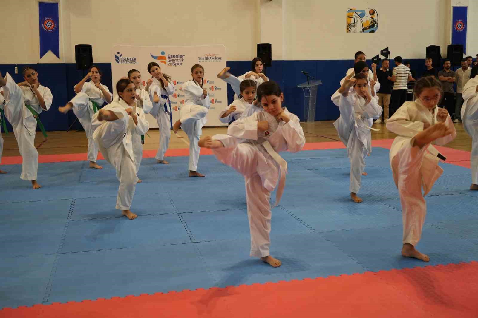 Esenlerde Yaz okulu öğrencilerine kapanış töreni düzenlendi
