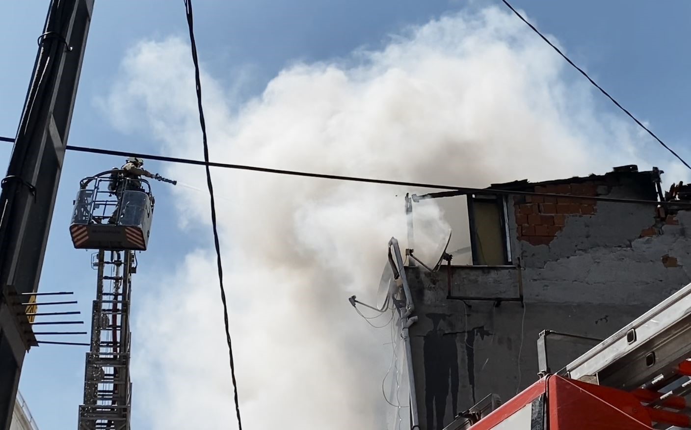 Küçükçekmece’de korkutan çatı yangını
