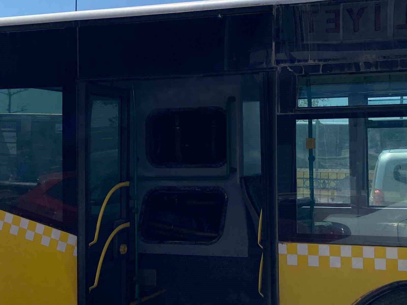 Kadıköy’de İETT otobüsünün motor kısmında yangın çıktı
