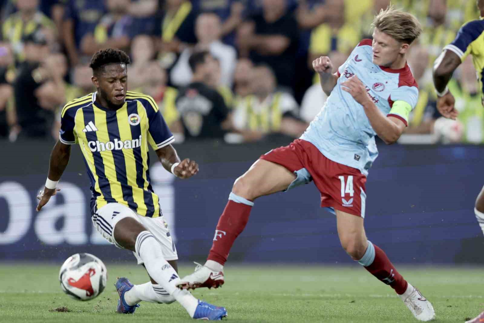 UEFA Şampiyonlar Ligi: Fenerbahçe: 2 - Feyenoord: 1 (İlk yarı)
