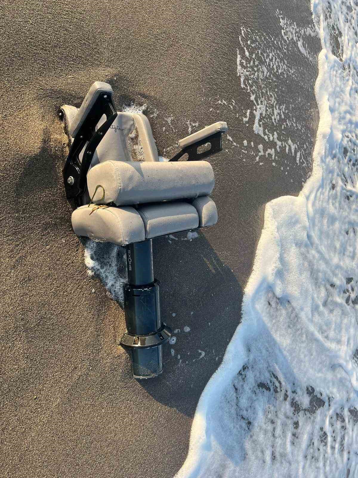 Marmara Denizi’nde parçalanmış şekilde bulunan yatın koltuğu Çanakkale’de karaya vurdu
