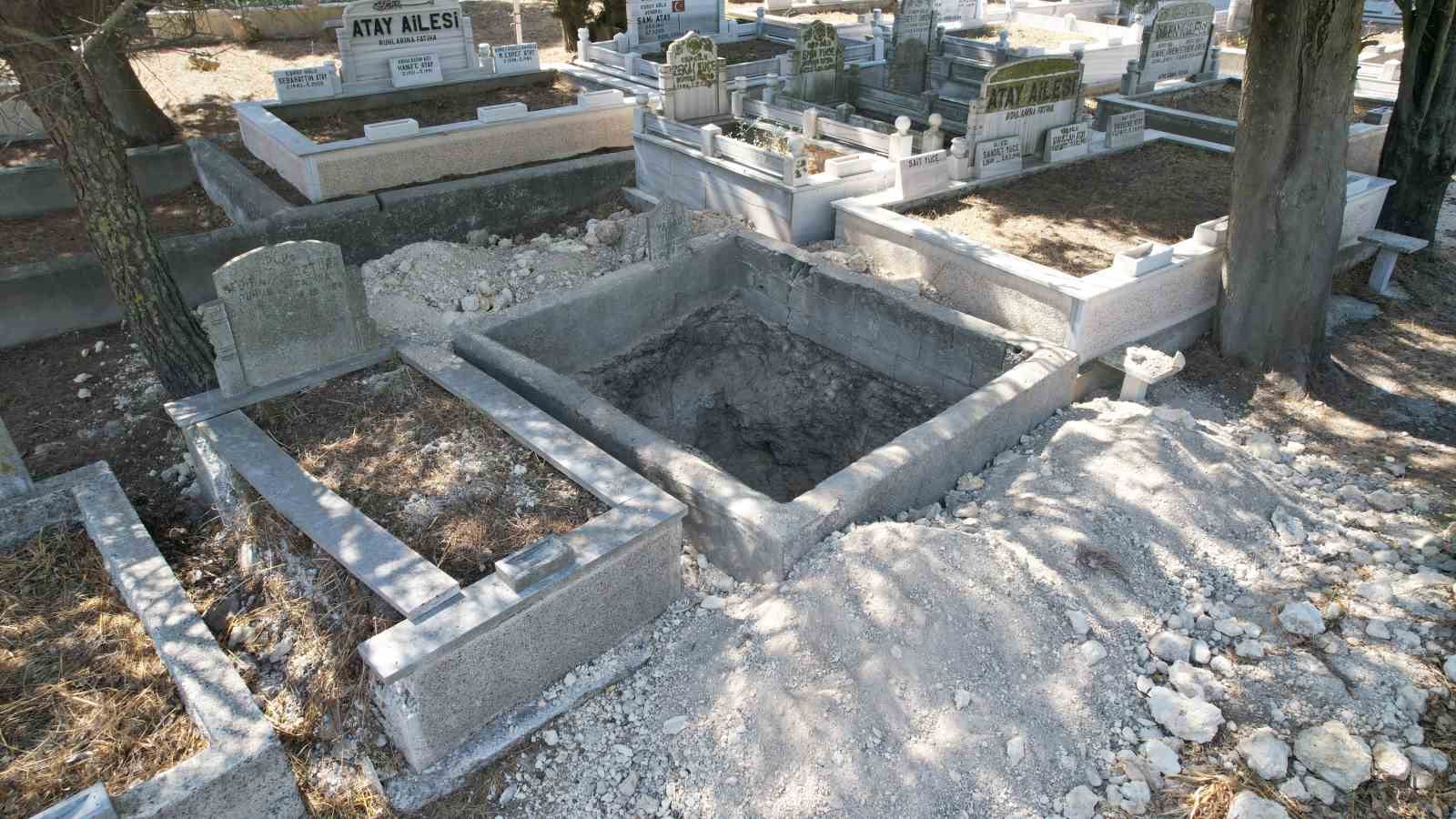 Arnavutköy’de define bulmak amacıyla kazılan mezarlık mahalleliyi isyan ettirdi
