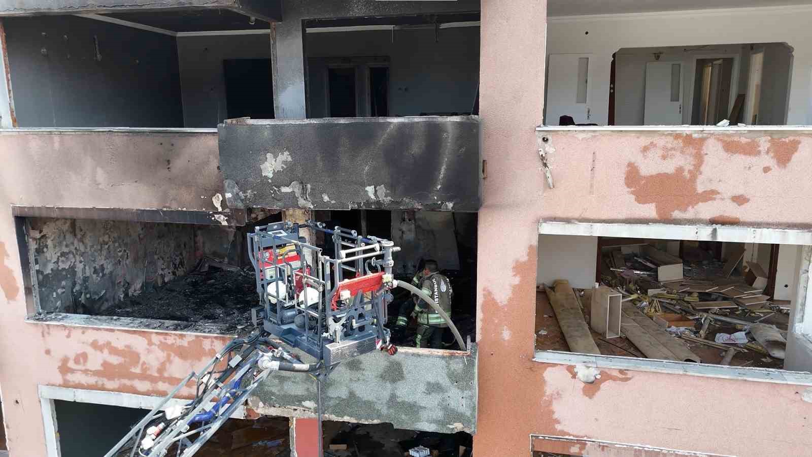 Kartal’da metruk binada yangın paniği
