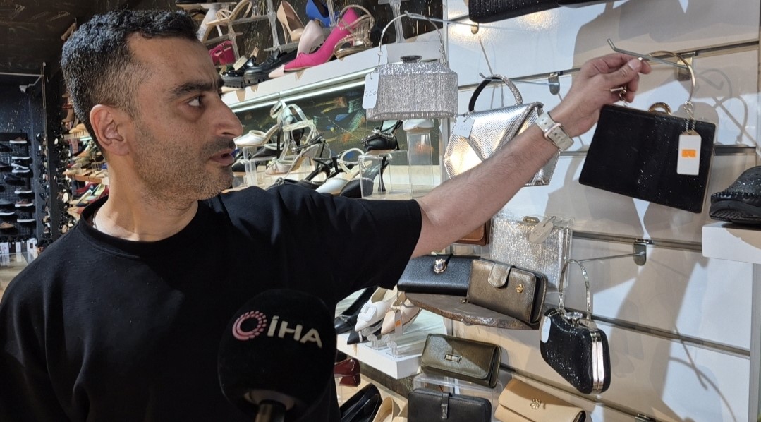 Sultangazi’de müşteri gibi girdiği dükkandan çanta çalan kadın kamerada
