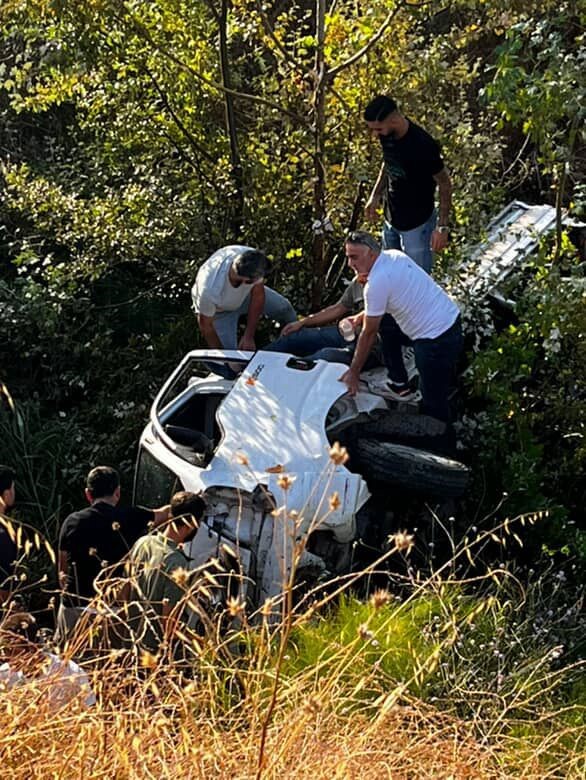 Kontrolden çıkan kamyonet ağaçlık alana uçtu