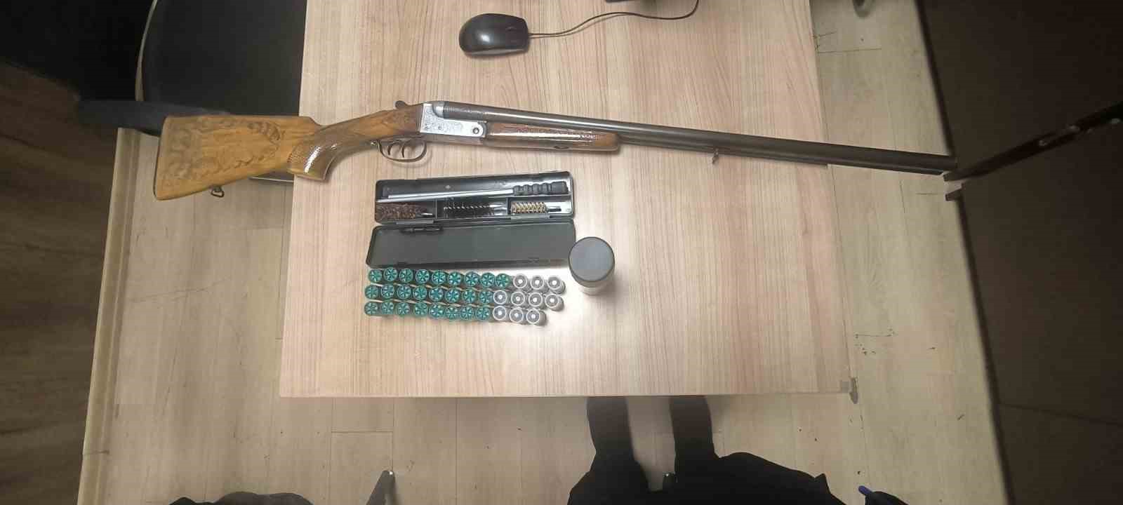 Esenyurt’ta balkona iç çamaşırı ile çıkınca komşuları uyardı: ‘Mahalle erkek görsün’ diyerek tüfekle etrafa tehditler savurdu
