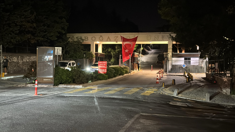 Üniversitede 15 yaşındaki kızı kafasından vurdu, intihar etti!