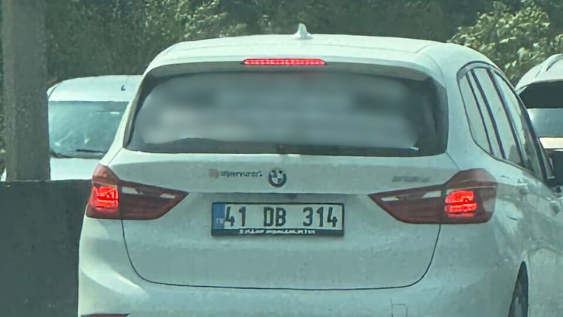 Trafikte bunu okuyan dönüp bir daha bakıyor!