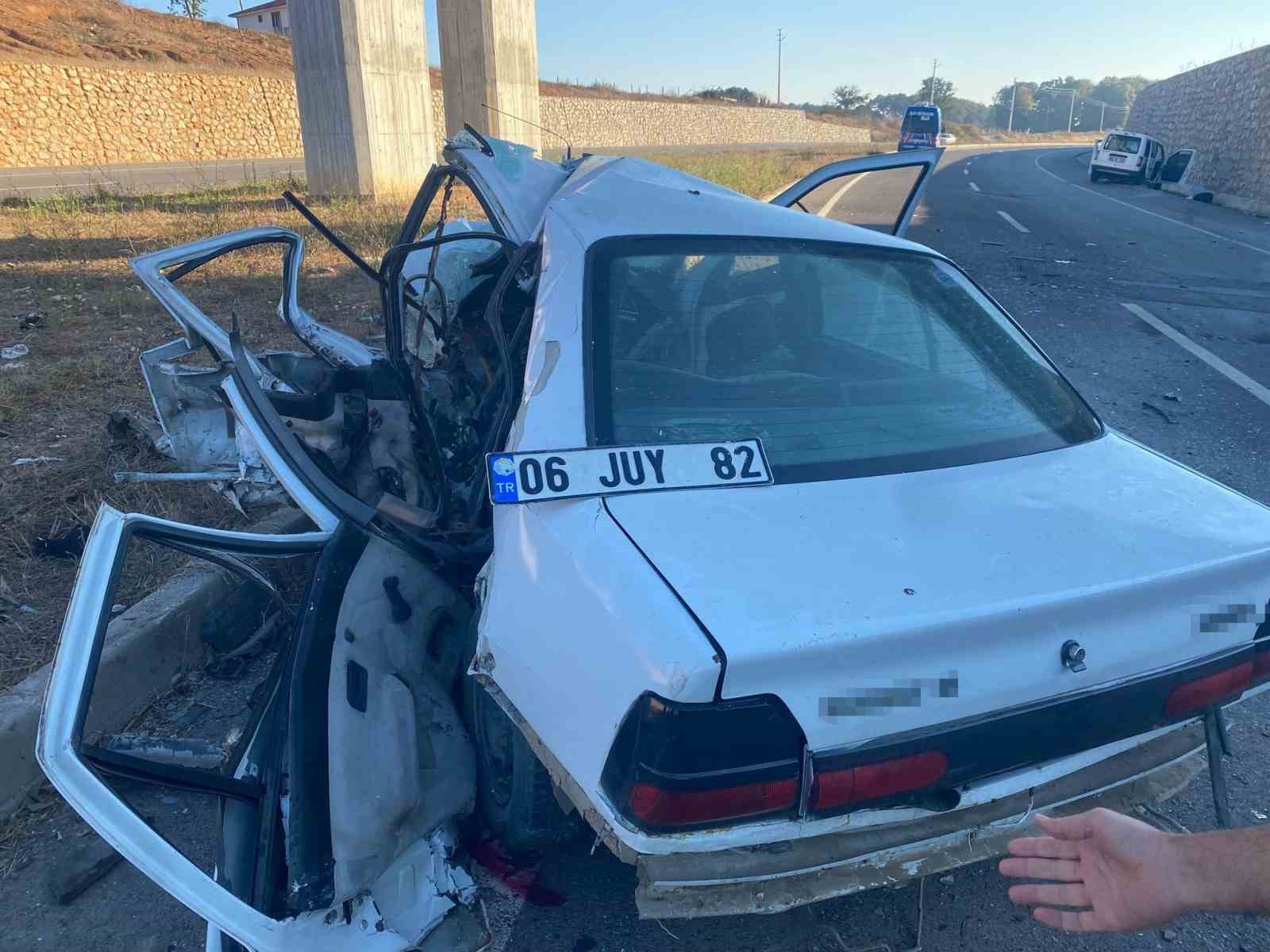 Hafif ticari araç ile çarpışan otomobil hurdaya döndü: 1 ölü, 3 yaralı
