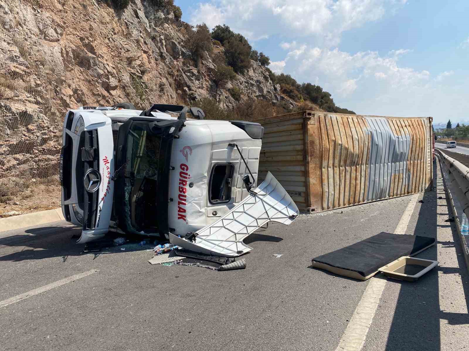 Kocaeli’nde tır devrildi, trafik kilitlendi!