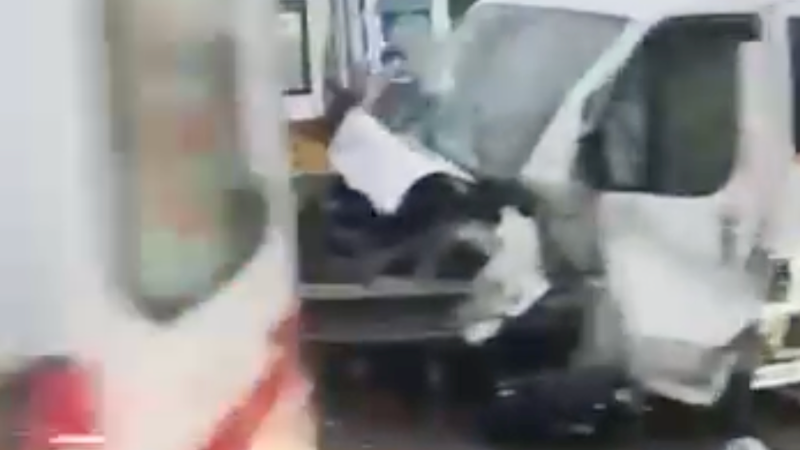 Servis minibüsü bariyerlere girdi