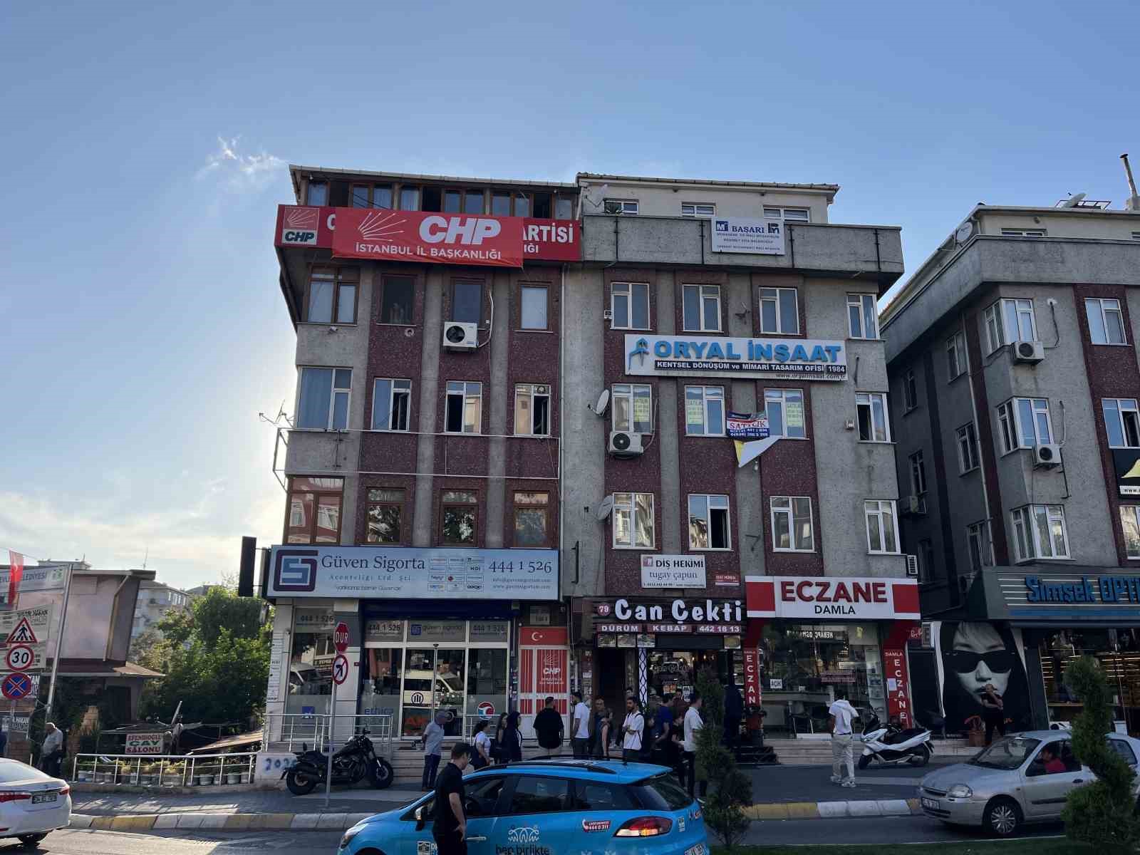 Bahçelievler İlçe Başkanlığı binasına "CHP İstanbul İl Başkanlığı" yazısı asıldı
