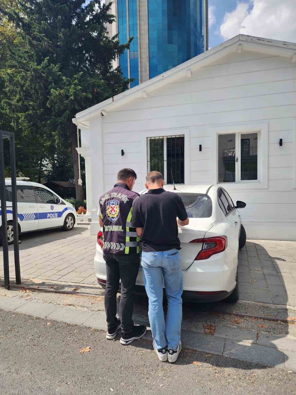 Beşiktaş’ta tek teker yolculuk yapan motosikletli kameraya yansıdı
