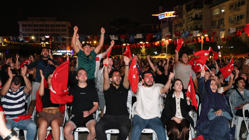 Kent Meydanı, 12 Dev Adam'ın final heyecanına sahne oldu