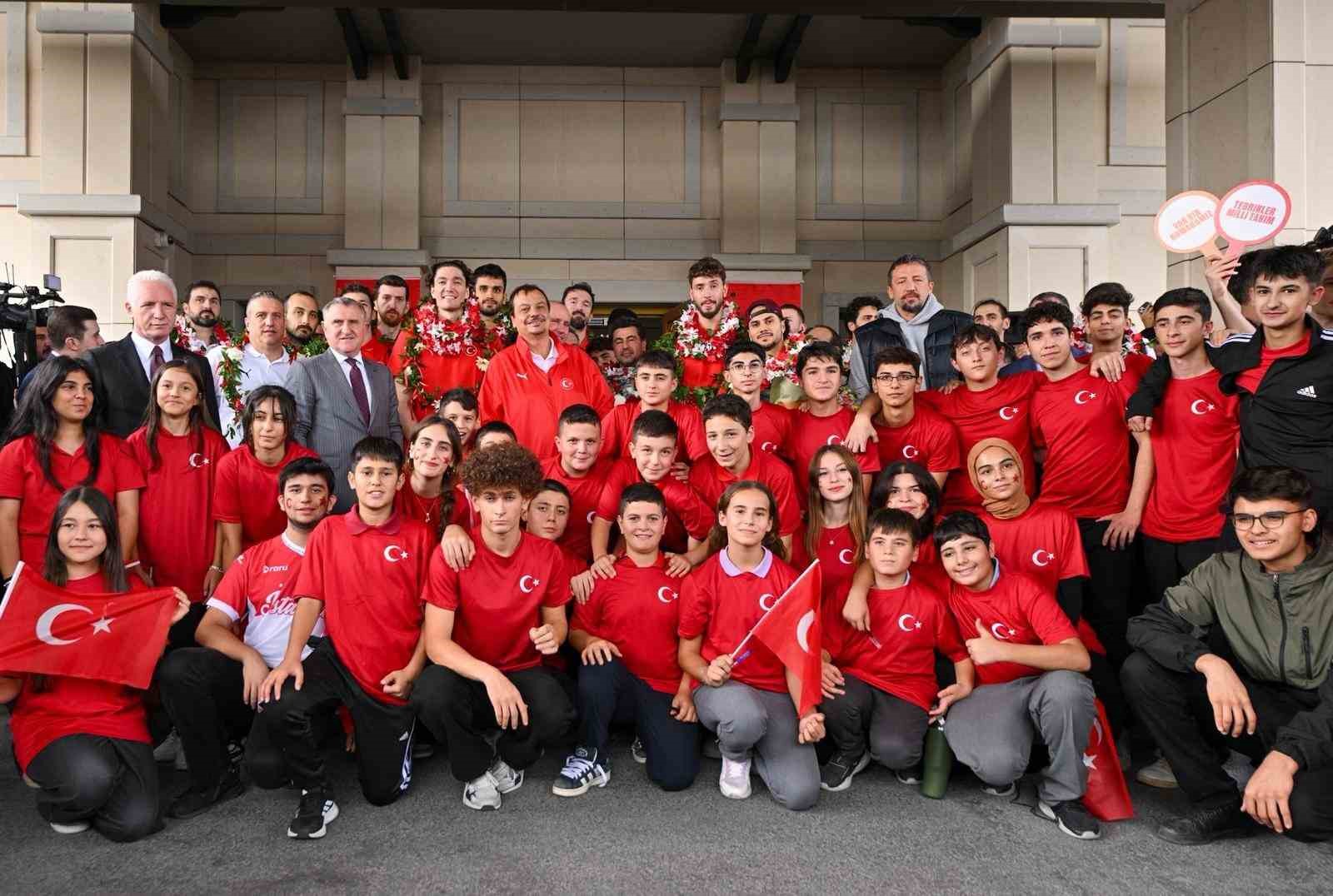 THY pilotundan A Millilere anons sürprizi: "Umut ve gurur yaşattınız"
