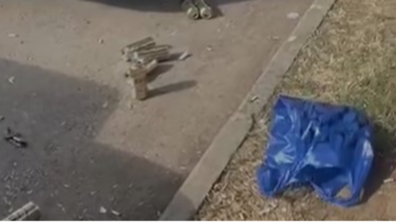 Okul önünde utandıran manzara