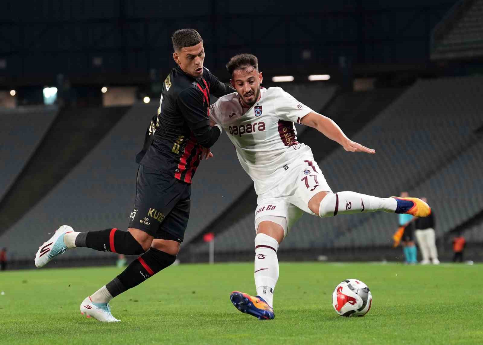 Trendyol Süper Lig: Fatih Karagümrük: 1 - Trabzonspor: 3 (İlk yarı)
