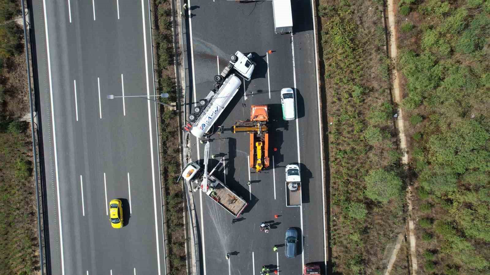 Kuzey Marmara Otoyolu’nda tır devrildi, trafik kilitlendi