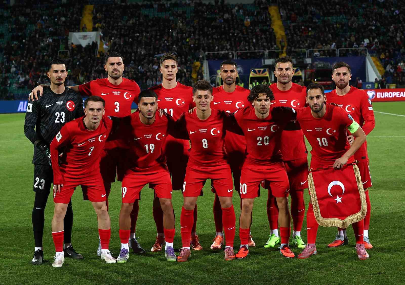 Hakan Çalhanoğlu 100. kez milli formayı giydi
