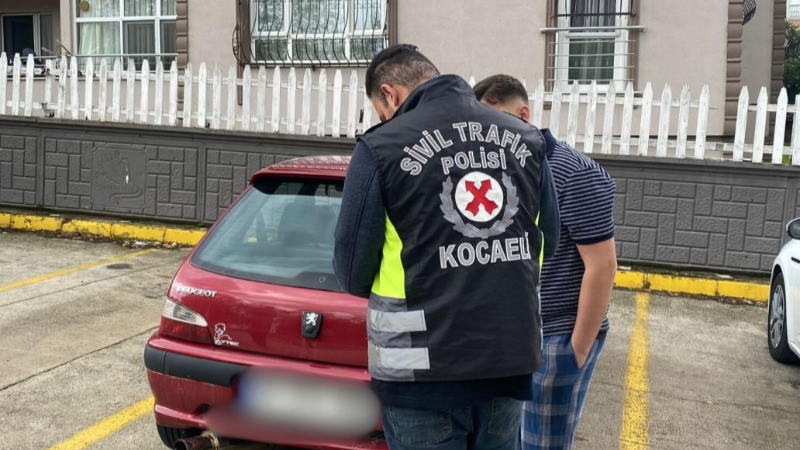 Düğün konvoyunda gürültü yapan araç trafikten men edildi