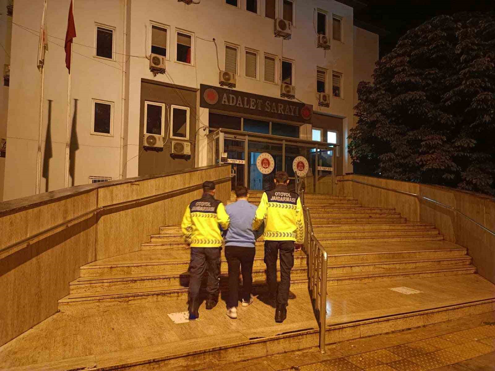 Bebekli otomobili sıkıştıran maganda tutuklandı