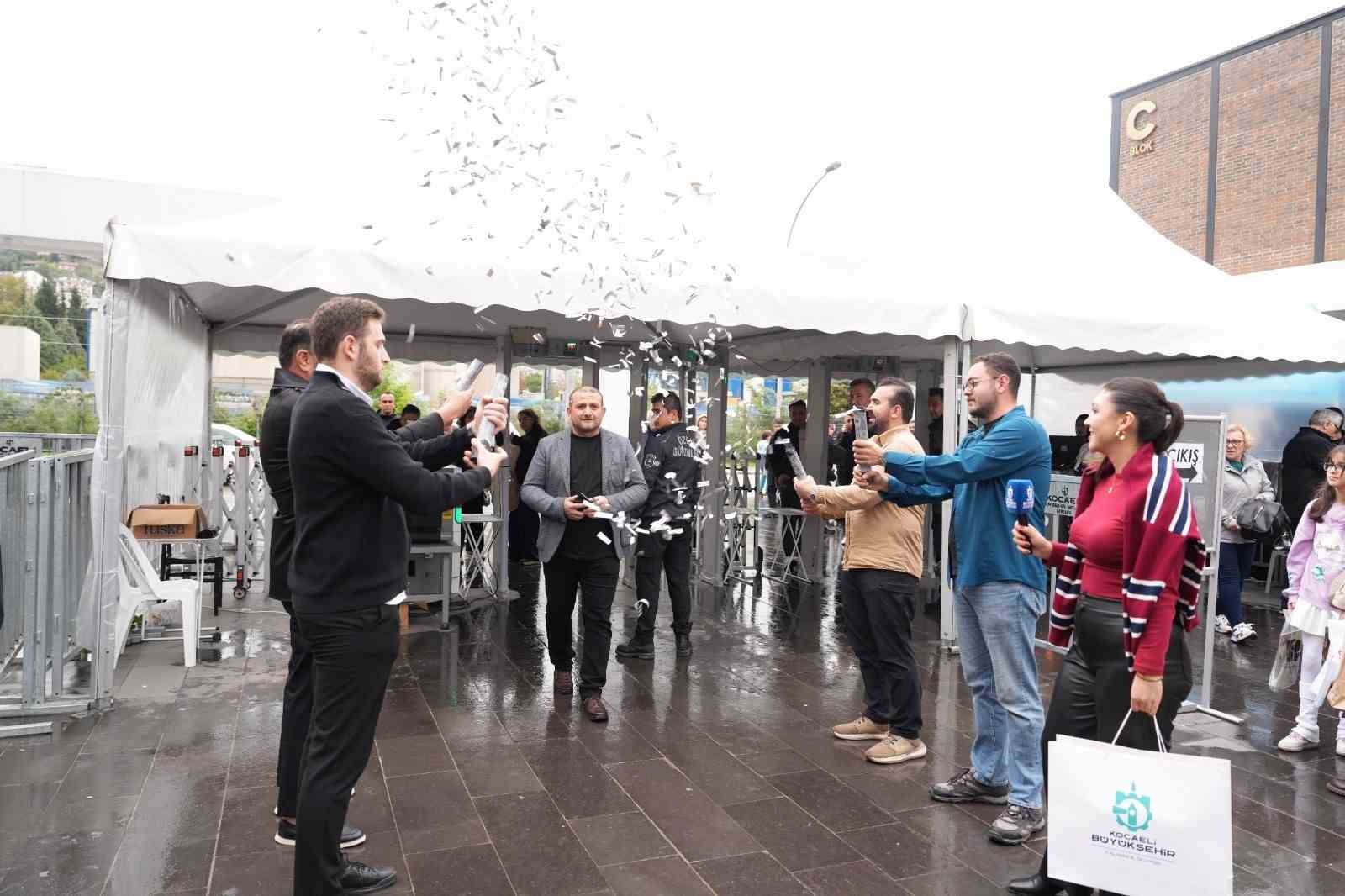 Kocaeli Kitap Fuarı’nda 1 milyonuncu ziyaretçiye konfetili karşılama