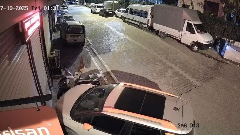 Sokakta ateş yakıp kaçtı: Park halindeki araç yanmaktan son anda kurtuldu
