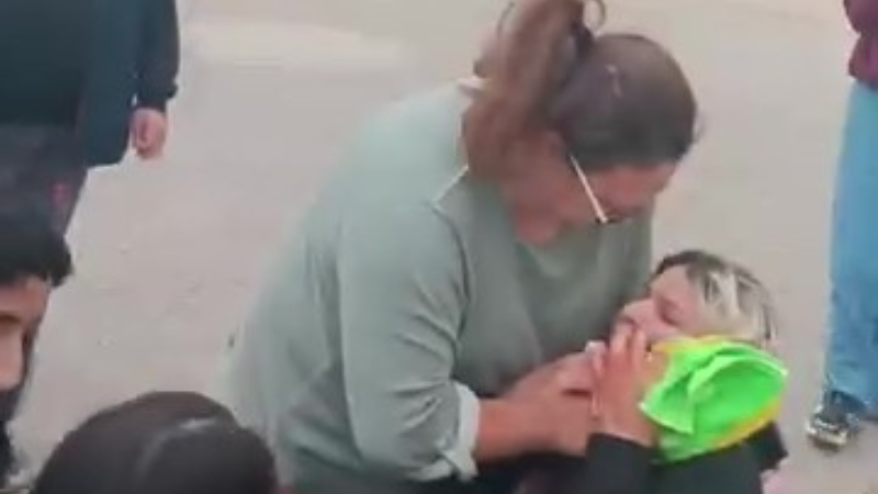 Sokak ortasında boğazını kesti