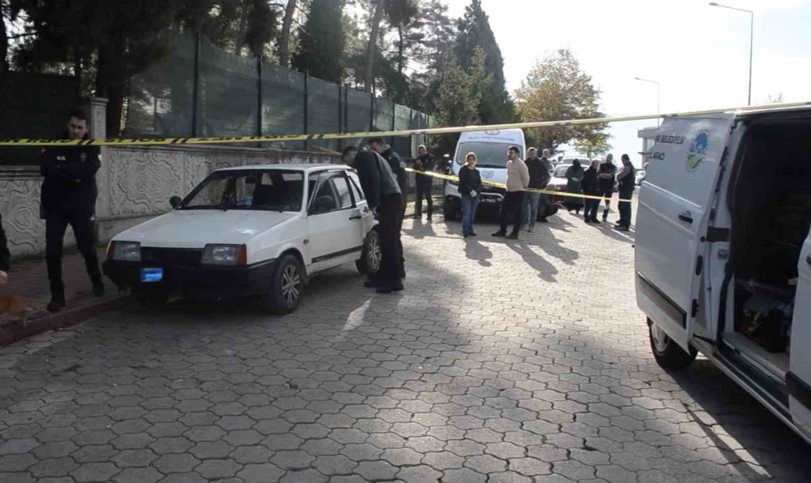 Park halindeki araçta ölü bulundu
